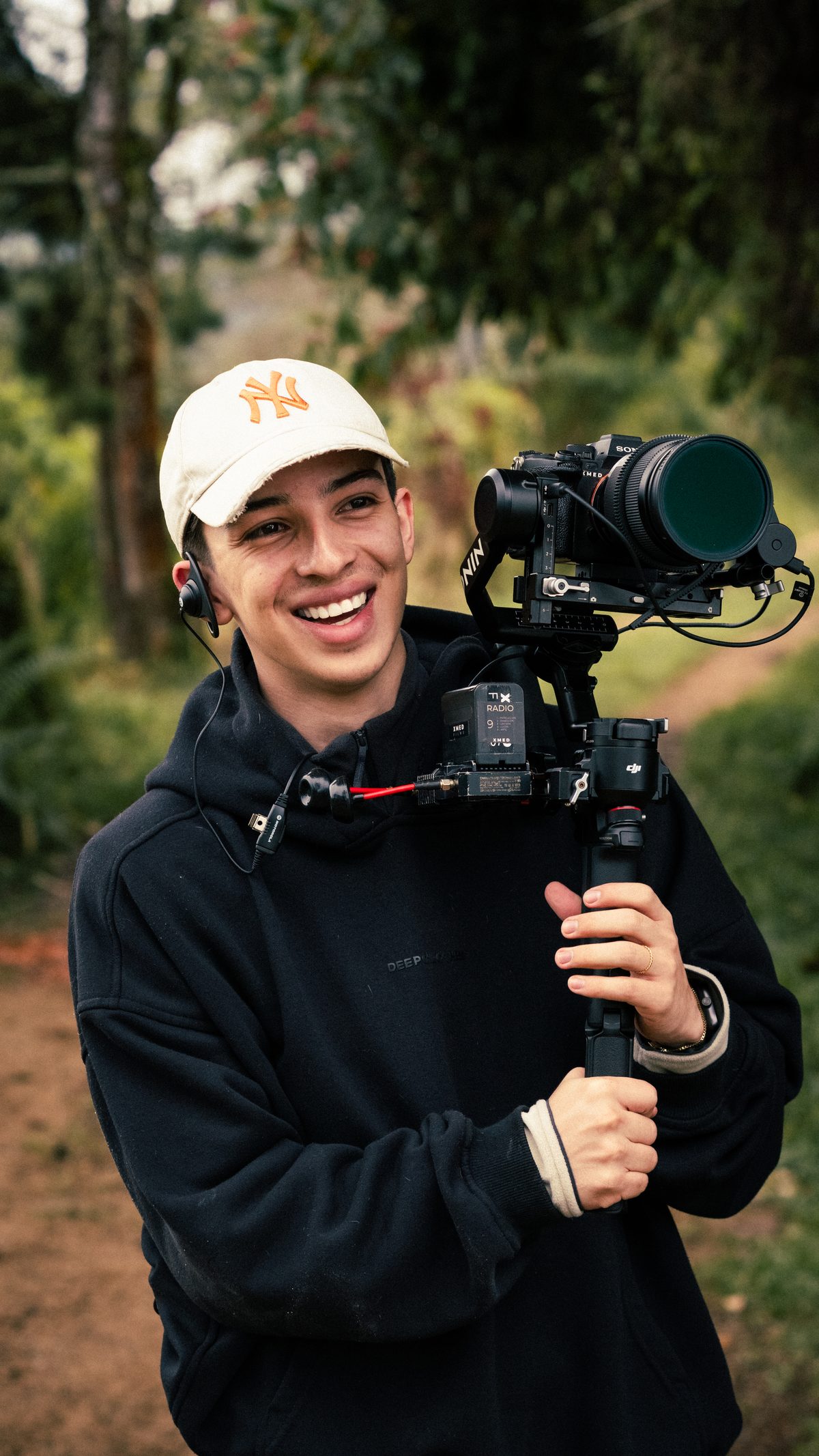 Saimon grabando en exteriores con cámara y gimbal